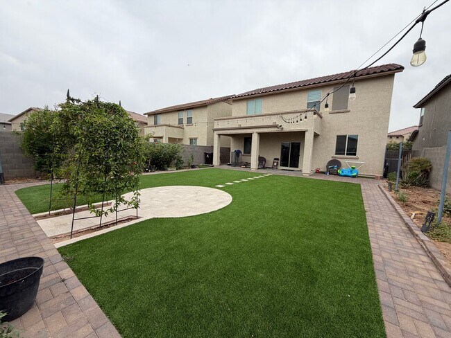 Building Photo - 3 bedroom 3 bath Home