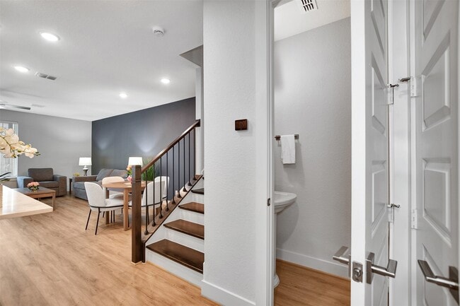 Building Photo - 119 E 43rd St