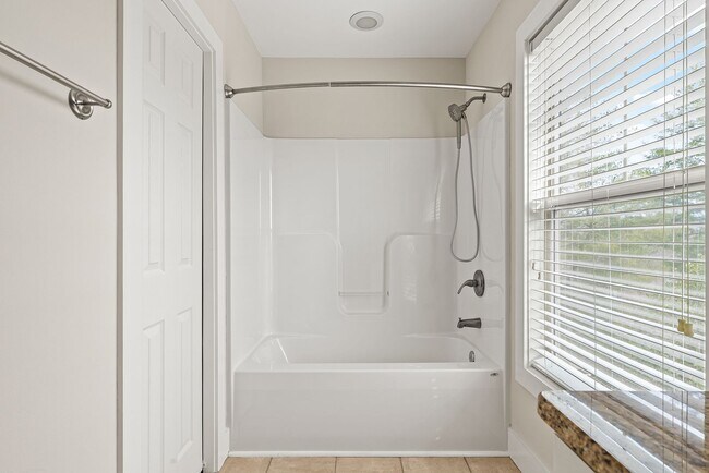 Building Photo - House in Kenilworth - Beautifully Refreshed!