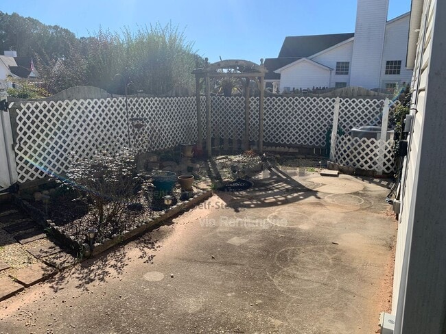Building Photo - 30 Courtyard Ln