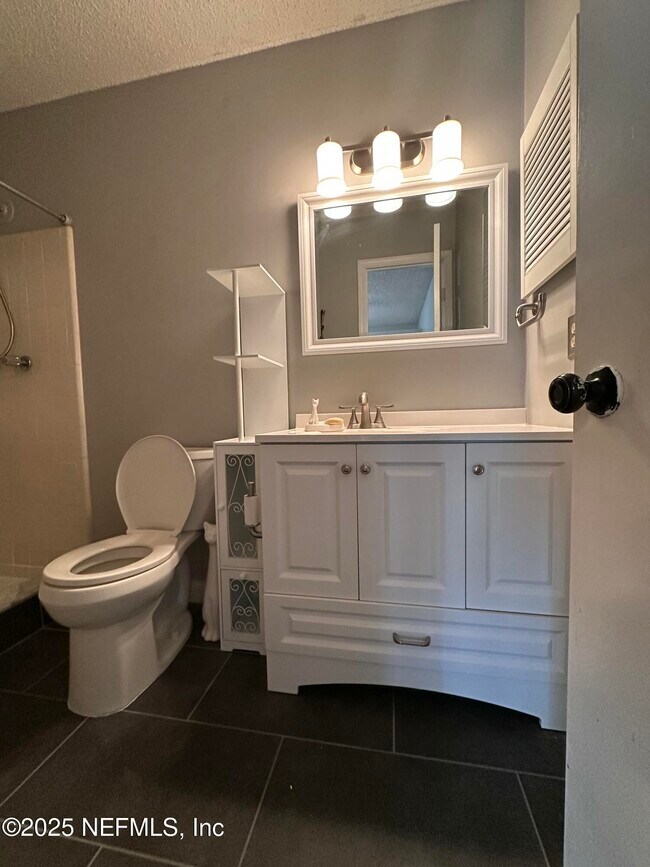 Building Photo - 1855 Alberta Ct N