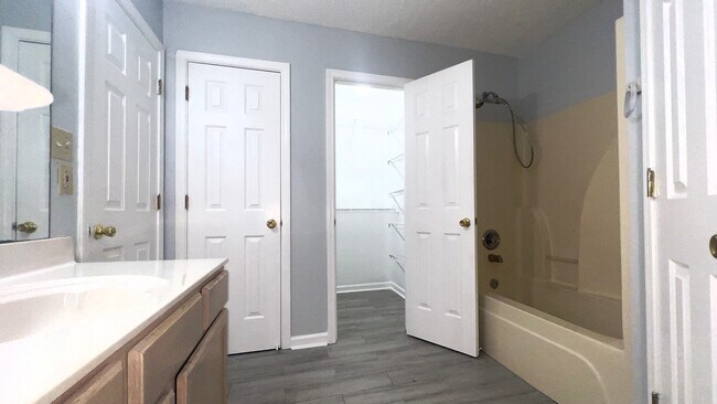 Building Photo - 6967 Manslick Rd