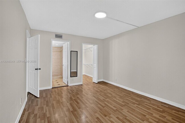 Building Photo - 220 Lakeview Dr