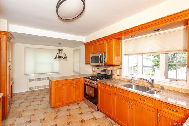 Building Photo - 355 E Beech St