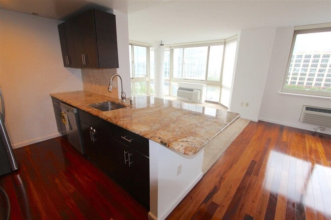 Building Photo - 20 2nd St