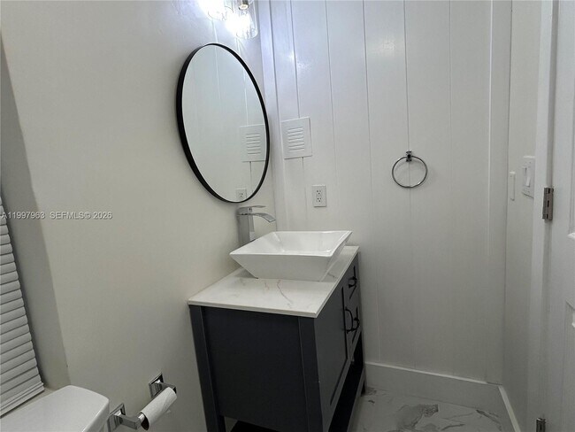 Building Photo - 135 E 37th St