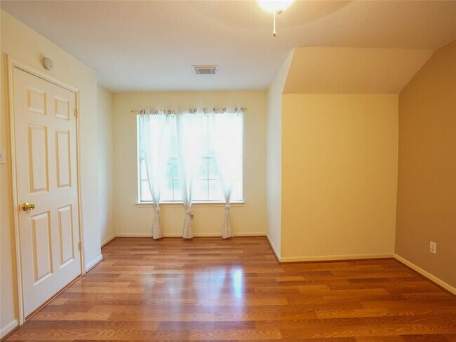 Building Photo - 16322 Red Oak Dr