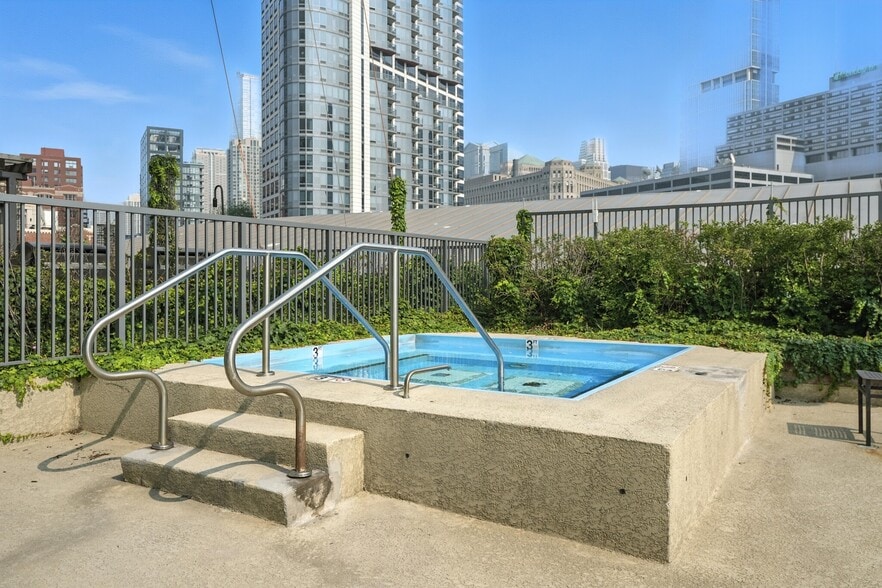 Building Photo - 530 N Kingsbury St