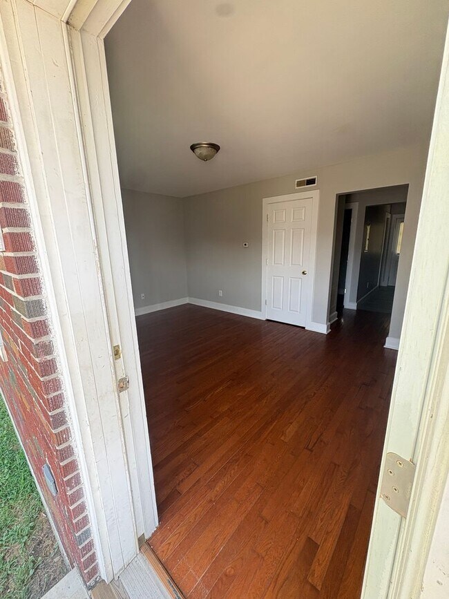 Building Photo - Adorable 1 Bedroom home Fountain Square