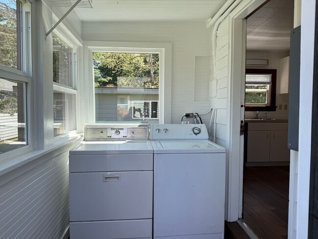 Building Photo - Shoreline House