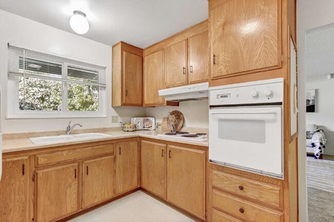 Building Photo - Classic Davis Manor Ranch — 3 Bed, 2 Bath with Covered Patio and Large Yard