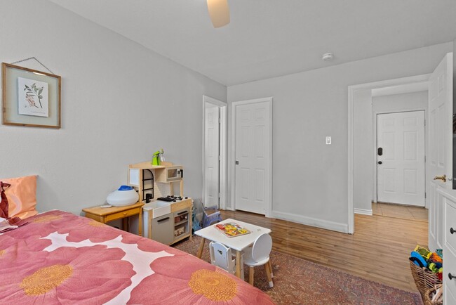 Building Photo - 3812 E Everglade Ave