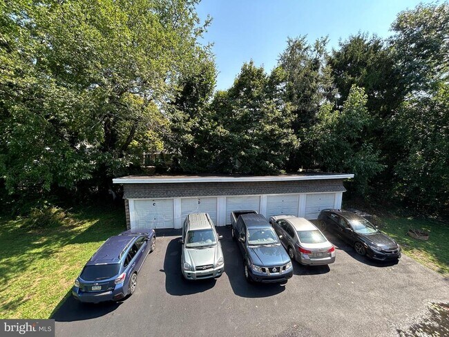 Building Photo - 303 Kenny St