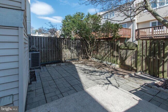 Building Photo - 48 Pontiac Way