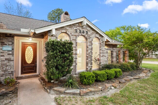 Building Photo - 2335 Eaglerock Dr