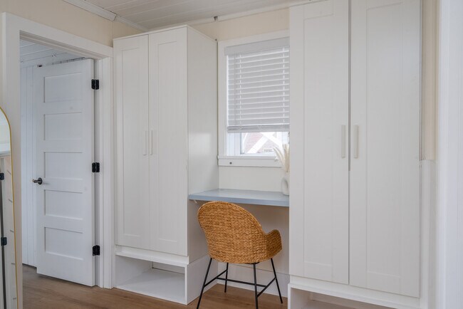 Building Photo - Maupas Newly Renovated Furnished Townhouse
