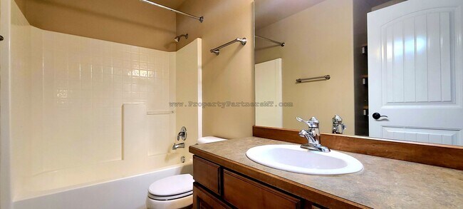 Building Photo - **$1,000 off first month rent!** Beautiful...