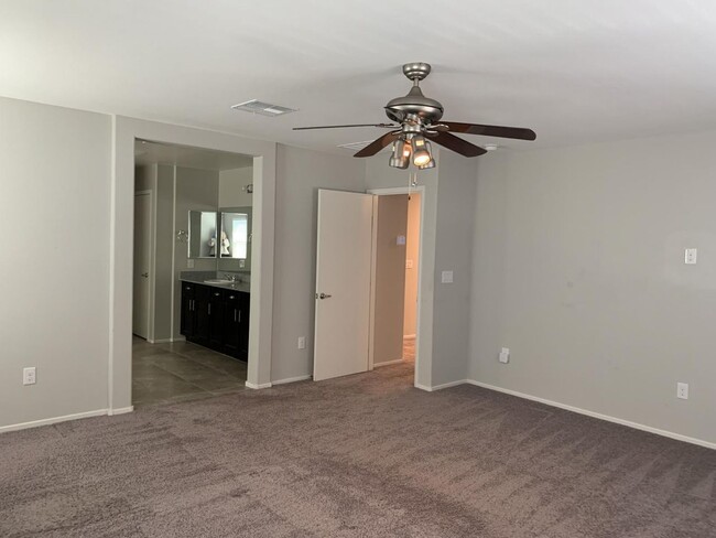 Building Photo - Beautiful 5 bedroom home