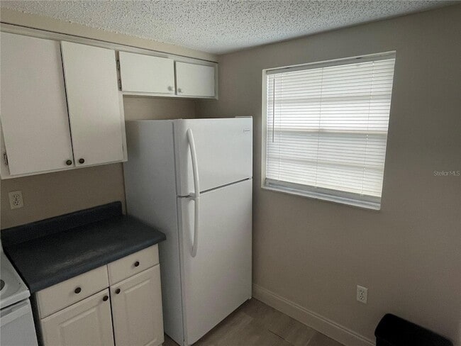 Building Photo - 4128-4126 Shoreline Dr