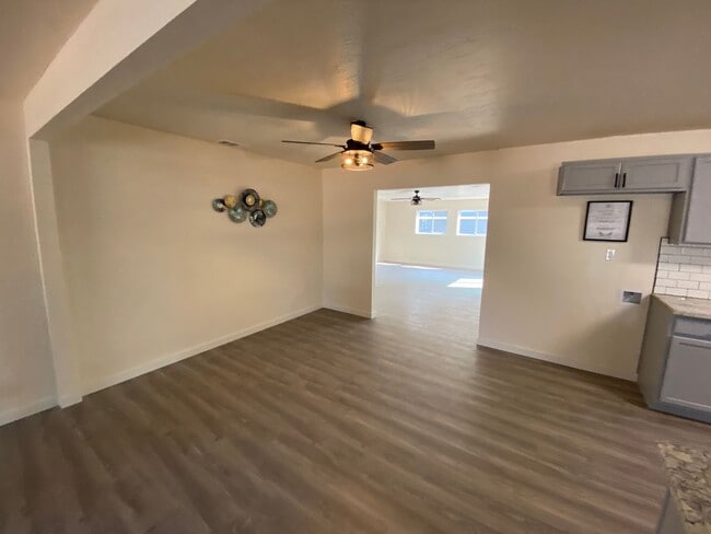 Building Photo - Beauitfully upgrade 3 Bedroom on large lot!
