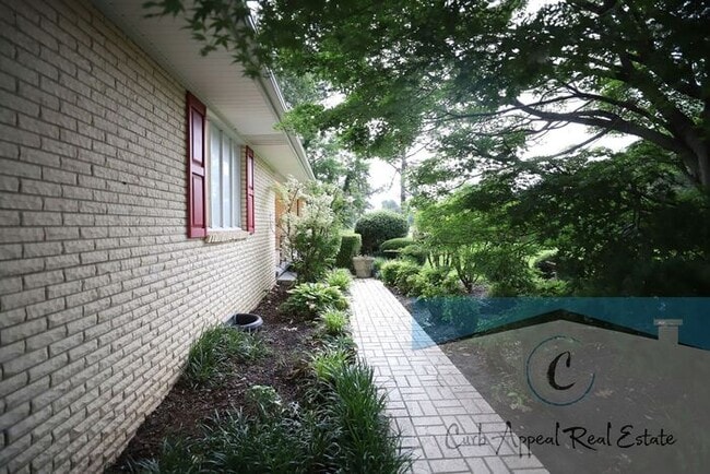 Building Photo - Westside Schools - 3 bed/ 2 bath 2,300 sq.ft.., den/family room, deck in the country on a paved r...