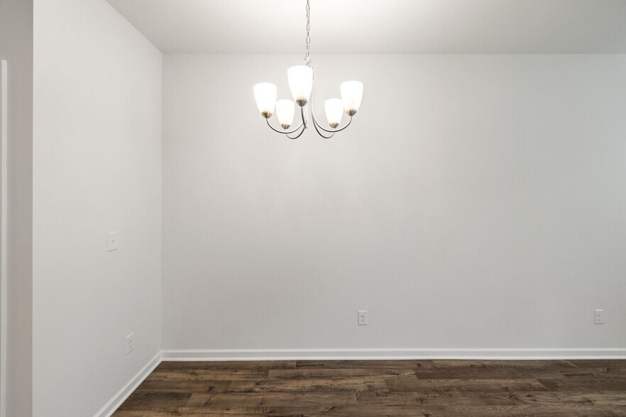 Building Photo - 5350 Bellflower Hls