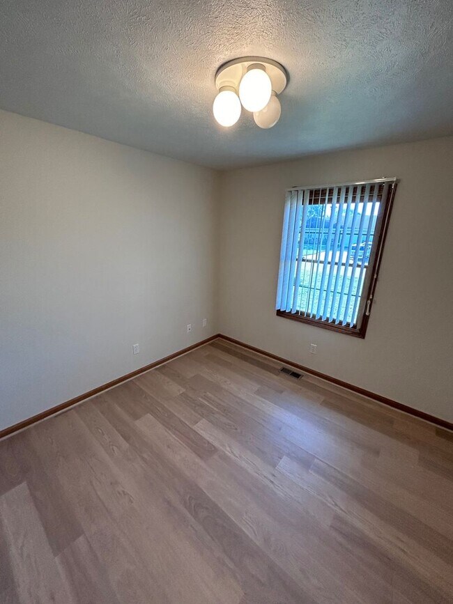 Building Photo - 963 Vos St