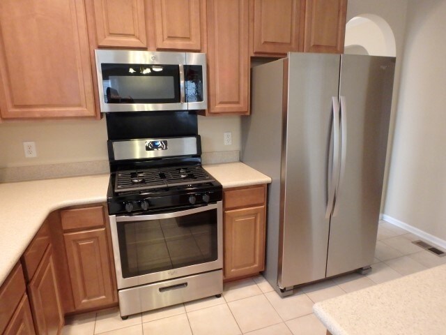 Building Photo - 121 Hampton Lake Dr