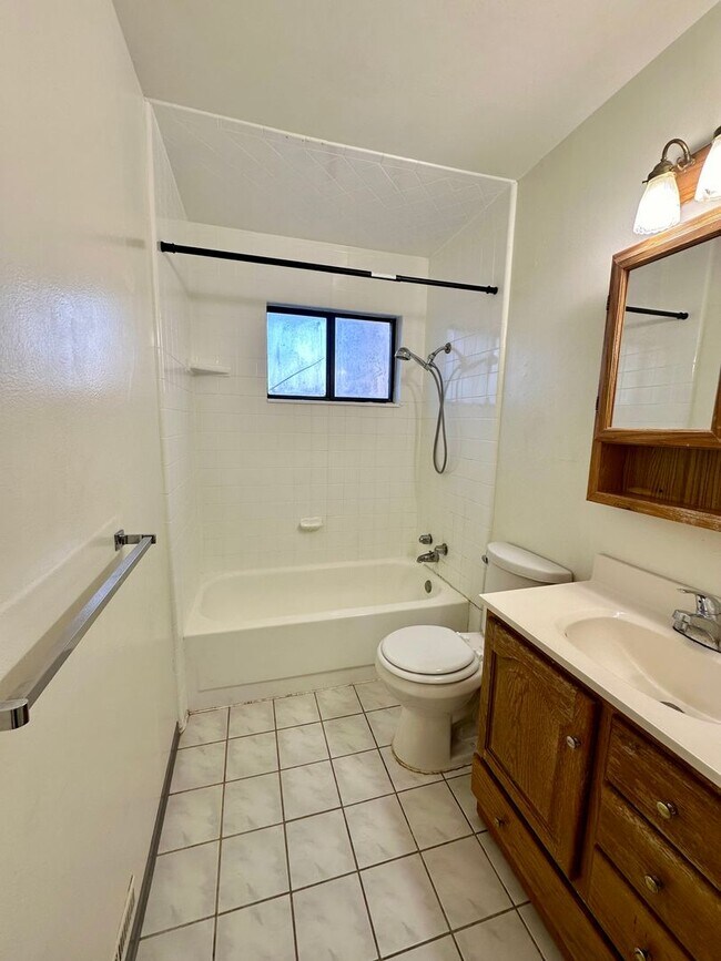 Building Photo - Remodeled 4 Bd Home with 23'x35' Heated Wo...
