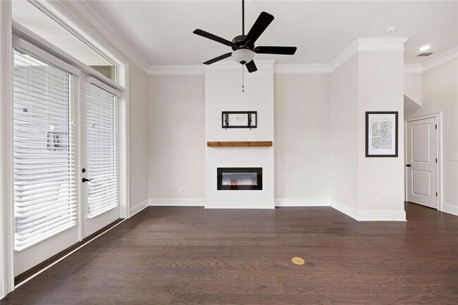 Building Photo - 109 Village Green Ave