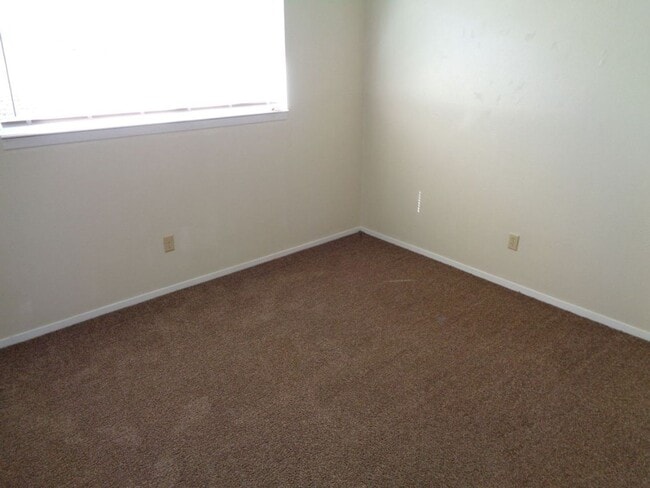 Building Photo - Adorable Single Level Eastside Duplex With...