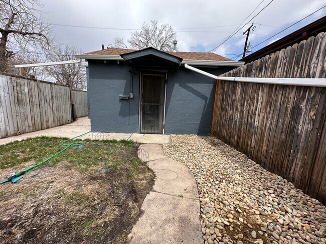 Building Photo - 1429 W Dakota Ave