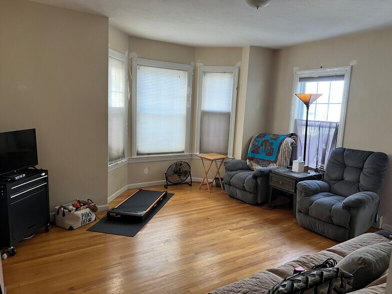 Building Photo - 27 Stonington St