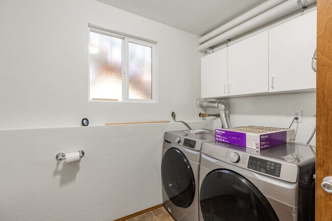 Building Photo - Huge fully fenced dog yard! RV/Boat extra parking! 4 bdrm 2.25 bath. Minutes to I-5, Everett Mall...