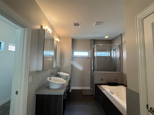 Building Photo - 2314 Camden Dr