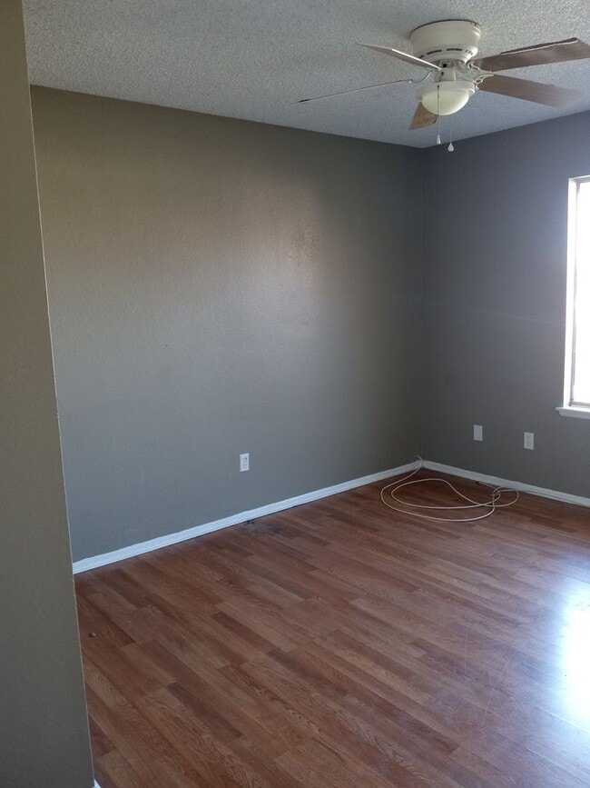 Building Photo - Lovely 4 bedroom