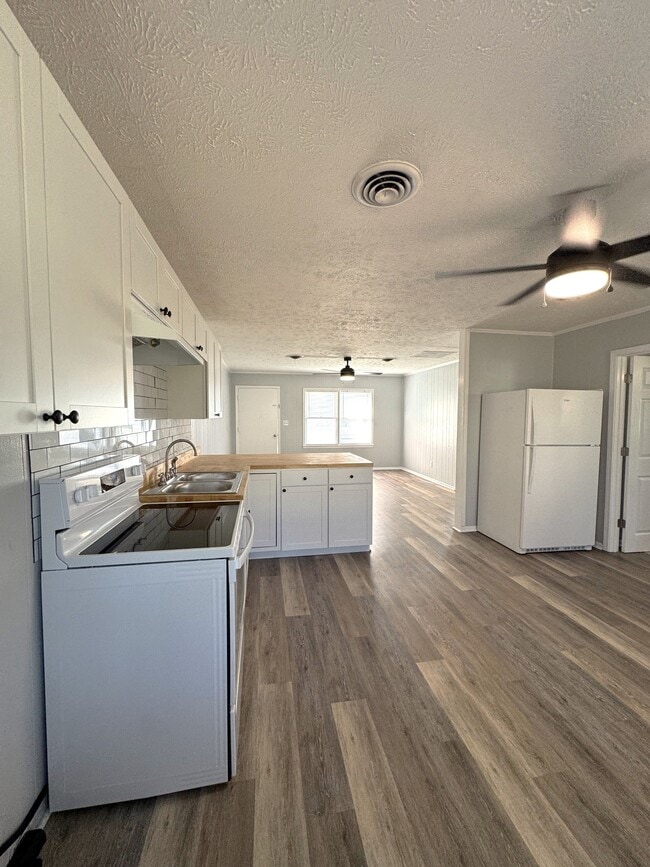 Building Photo - 608 22nd Ave N