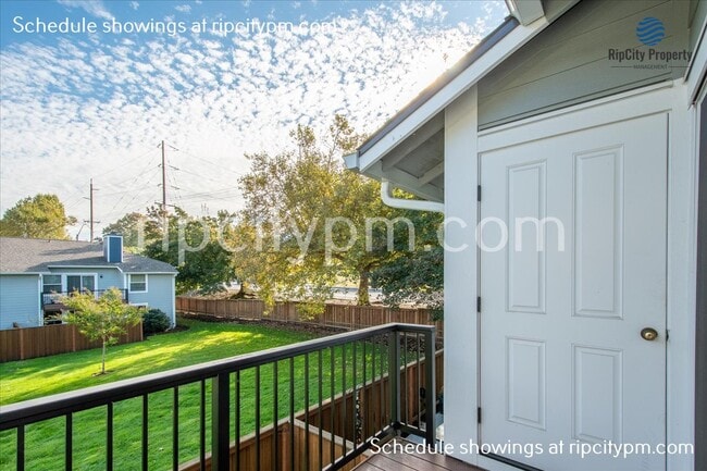 Building Photo - 8312 SW Mohawk St