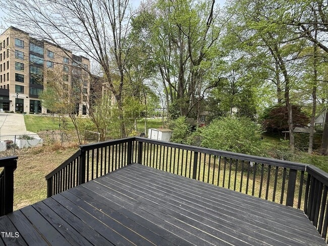 Building Photo - 215 Walnut St