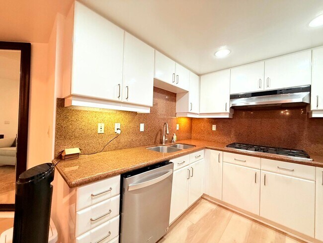 Building Photo - Fantastic 2 Bed 2 Bath Condo Partially Fur...