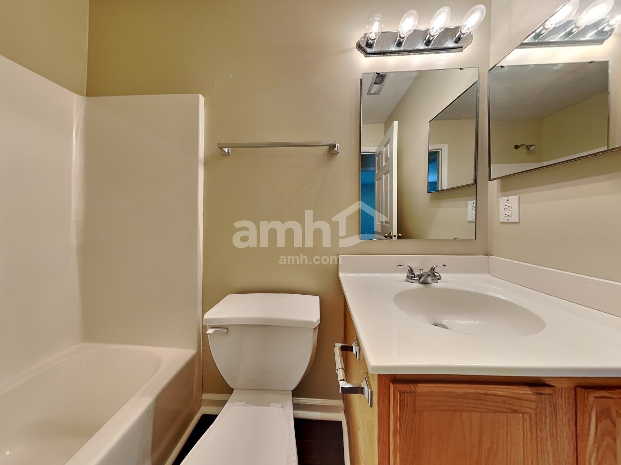 Building Photo - 3201 Creekshore Dr