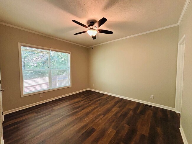 Building Photo - 3 Bedroom, 2 Bath House