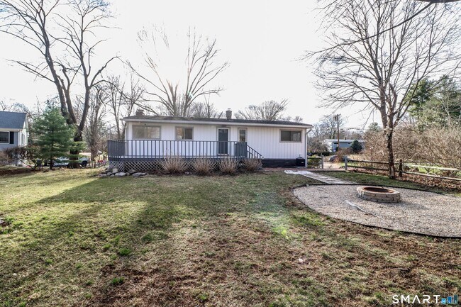 Building Photo - 8 Stonecrop Rd S