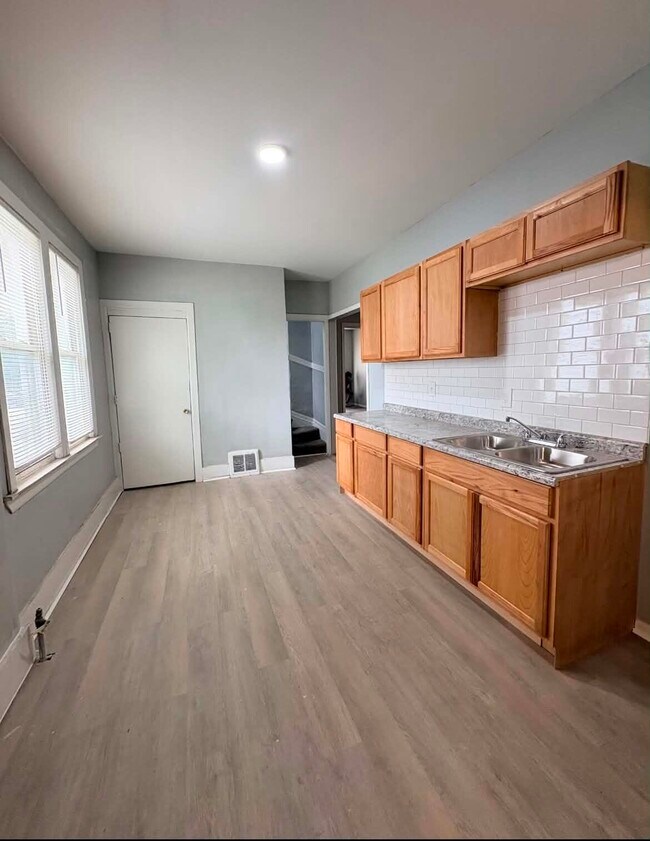 Building Photo - 668 Pingree St