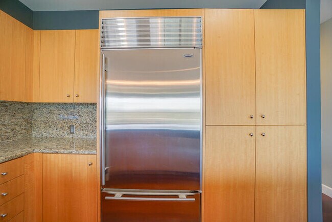 Building Photo - BEAUTIFUL TWO BEDROOM CONDO DOWNTOWN VANCOUVER