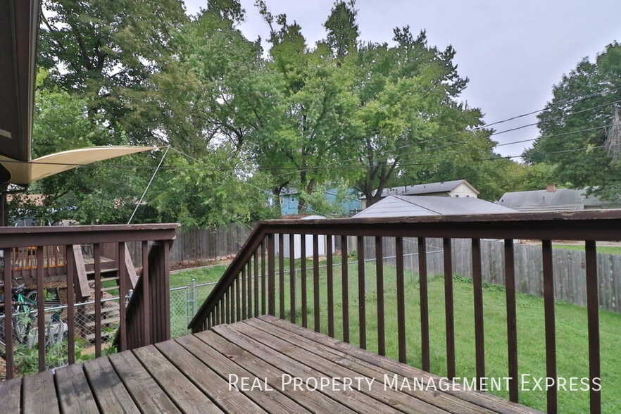 Building Photo - Amazing 3 Bedroom 2.5 Bath duplex with attached garage and fenced yard!