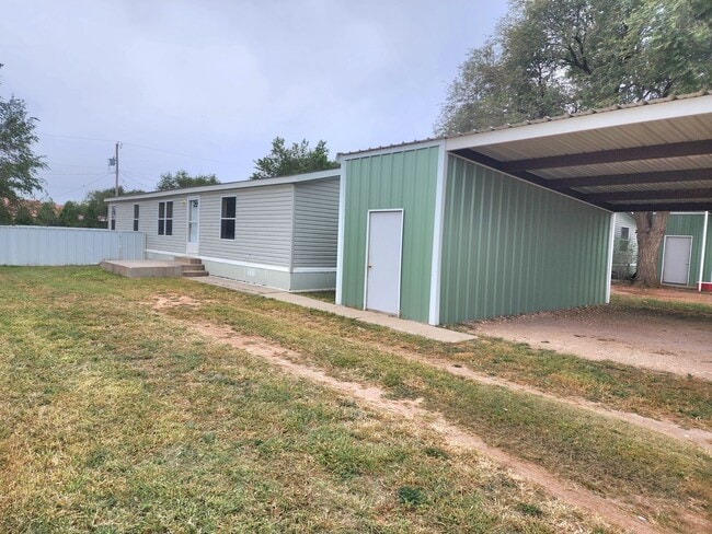 Building Photo - Inviting 3 bedroom 2 bath House with fenced yard