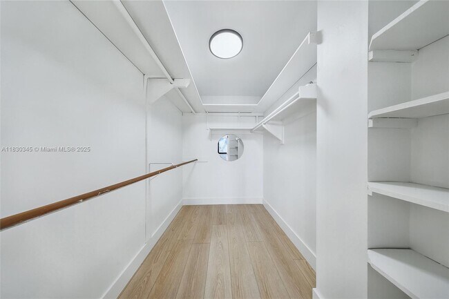 Building Photo - 9800 W Bay Harbor Dr