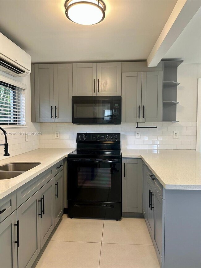 Building Photo - 1750 NE 144th St