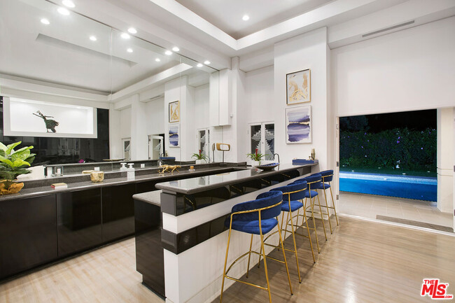 Building Photo - 1166 San Ysidro Dr